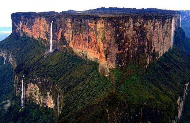 The-Mind-Blowing-Mt.-Roraima-the-triple-border-point-of-Venezuela-Brazil-and-Guyana-and-one-of-the-oldest-geological-formations-on-Earth-620x400.jpg
