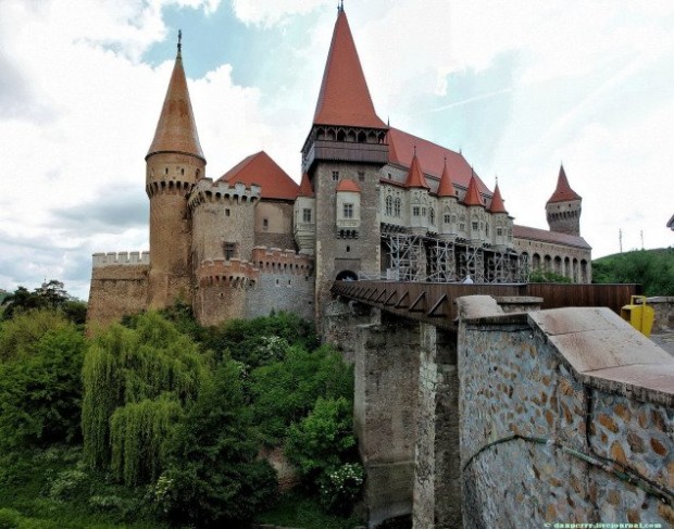 Hunyad-CastleDraculas-Castle-Romania-620x487.jpg