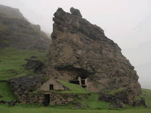 Abandoned-cottage-in-Iceland-620x465.jpg