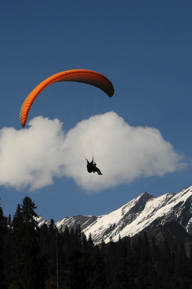  Paragliding in Manali 