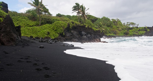 black-beach-4-620x328.jpg