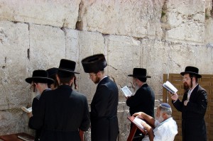 Judios ortodoxos Rezan en el Muro de los Lamentos