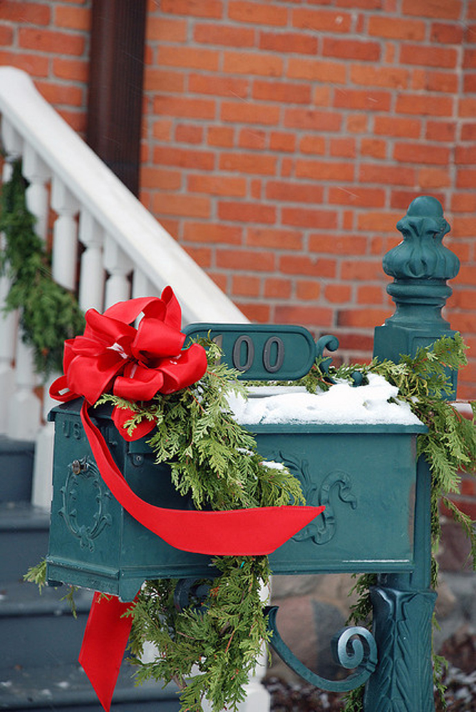 26 Ideas to Dress up Your Mailbox in a Fairy Tale Look for this Christmas.