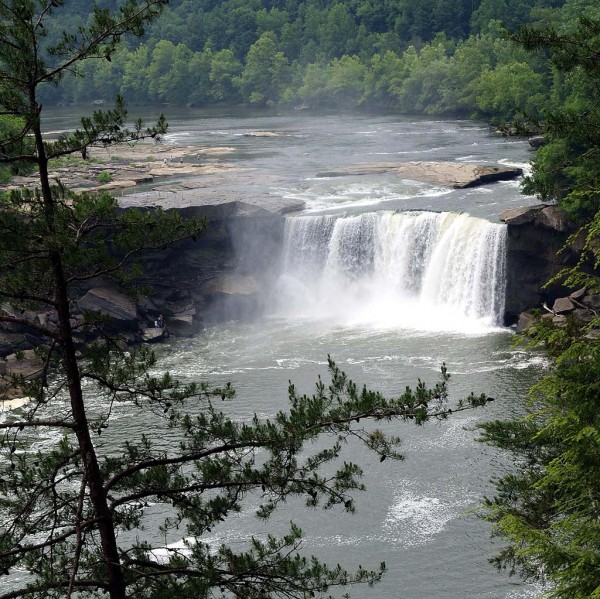 cumberland-falls-kentucky 104 World’s Most Famous And Amazing Waterfalls - part 1