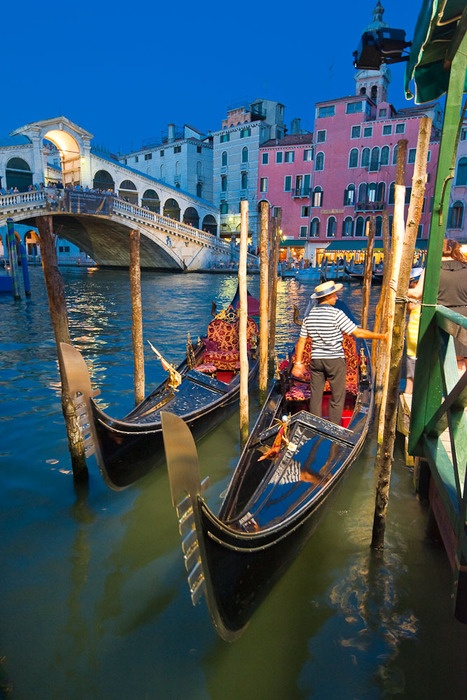 Gondola-Stand-Venice 17 Astonishing Photos That You must See