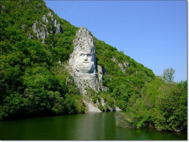 The-statue-of-King-Decebal-on-the-Danube-Canyon-by-the-boarder-of-Romania-and-Serbia-620x466 11 Beauteous Places Only For Your Eyes
