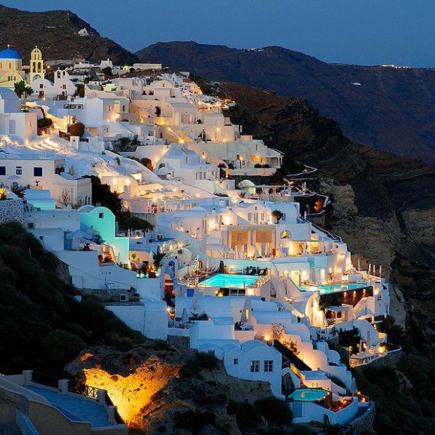 Santorini-Greece1-620x620 12 Amazing Places That Everyone Should Visit One Day