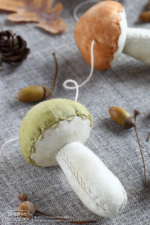 mushrooms20-1 15 DIY Christmas Ornaments Made by Grandma Fabric