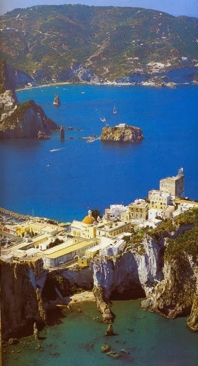Ponza-Island-Italy 101 Most Magnificent Places Made By Nature Or Touched by a Man Hand (part 5)