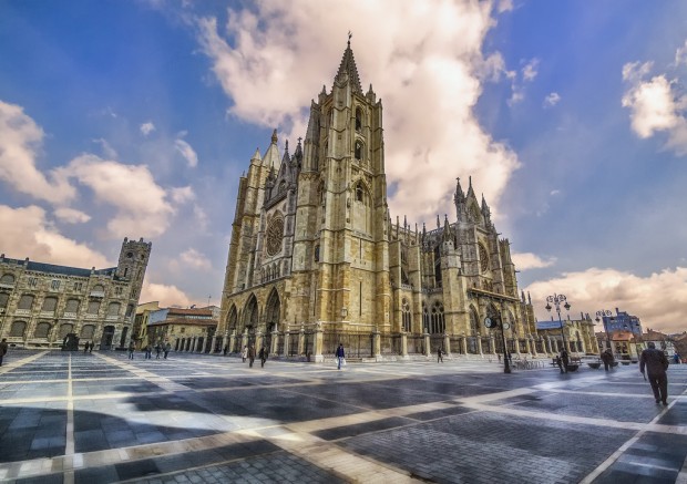 La-Catedral-de-León-620x437 10 Breathtaking Places in Spain