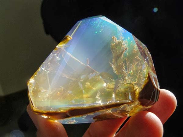 8 Photos of the Hidden Worlds Inside an Opal