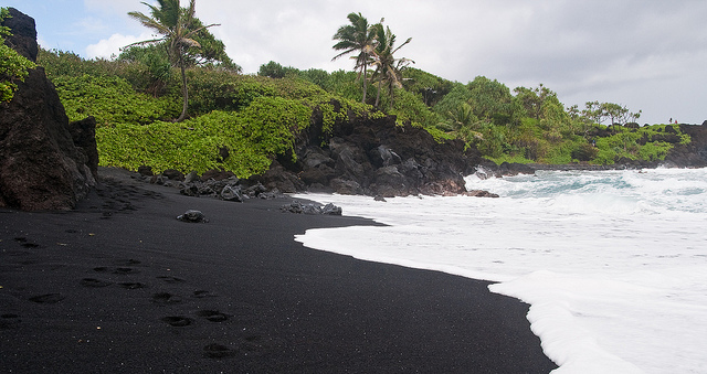 Top 6 Amazing Black Sand Hawaiian Beaches