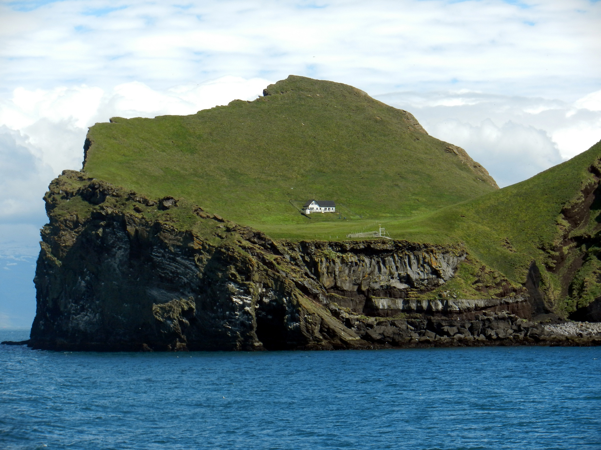 People live on islands. Остров Эллидаэй Исландия. Одинокий дом на острове Эллидаэй Исландия. Остров Эдлидаэй в Исландии. Вестманнаэйяр - архипелаг в Исландии.