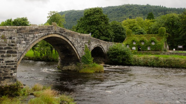 Tu-Hwnt-I’r-Bont-Tearoom-Llanrwst-North-Wales-UK-1-620x348 7 Auburn Transformations in the Fall