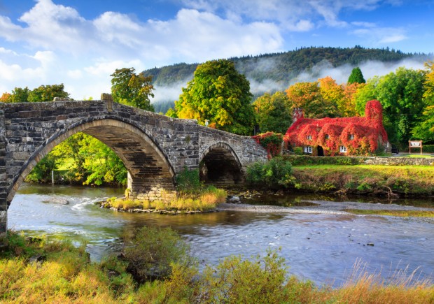 Tu-Hwnt-I’r-Bont-Tearoom-Llanrwst-North-Wales-UK-2-620x435 7 Auburn Transformations in the Fall