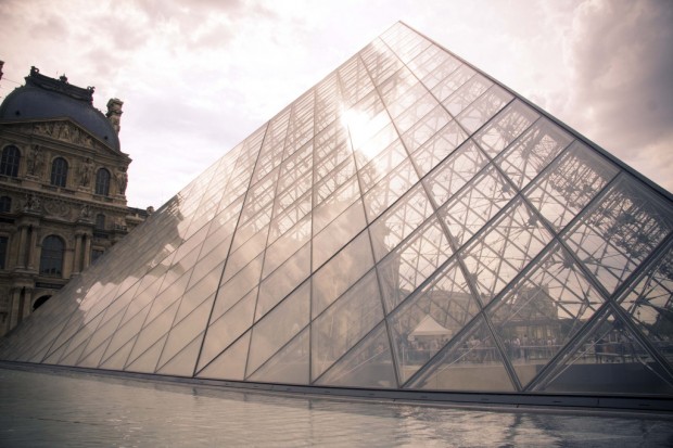 Most Famous and Most Visited Place in The Eorld – Louvre Museum