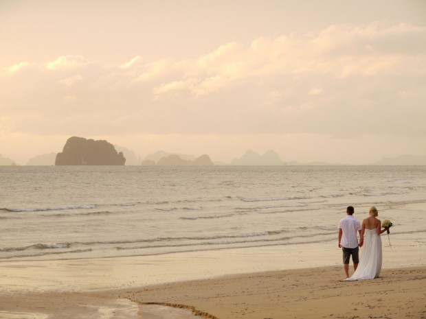Newlyweds-Tubkaak-Beach-Krabi-Thailand-620x465 Why Thailand Is Perfect for Honeymooners