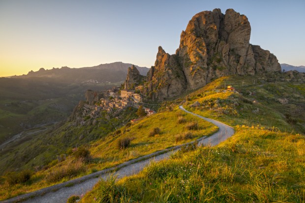 Pentedattilo-ancient-village-under-the-Calvario-Mount-a-rock-with-“five-fingers”-33-km-to-Reggio-di-Calabria-620x413 13 Slightly Different Photos from Italy
