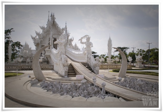Beautiful White Buddhist Temple Wat Rong Khun is a Real Fantasy