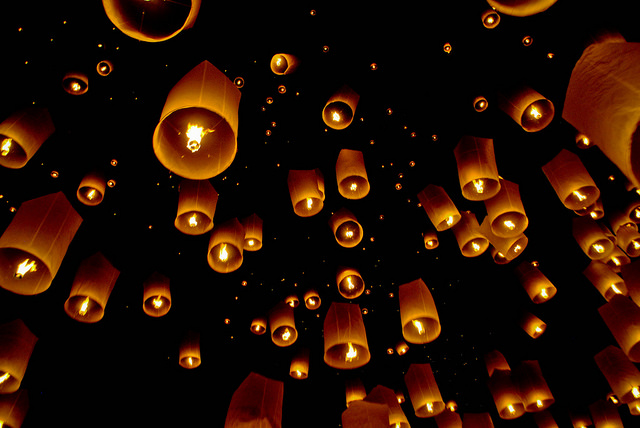 Loi Kratong – Festival When The Sky And The Water Sparkle