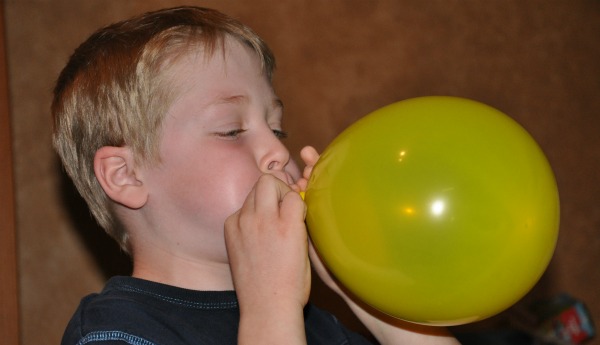 5 Inexpensive Techniques to Blow Balloons for Parties