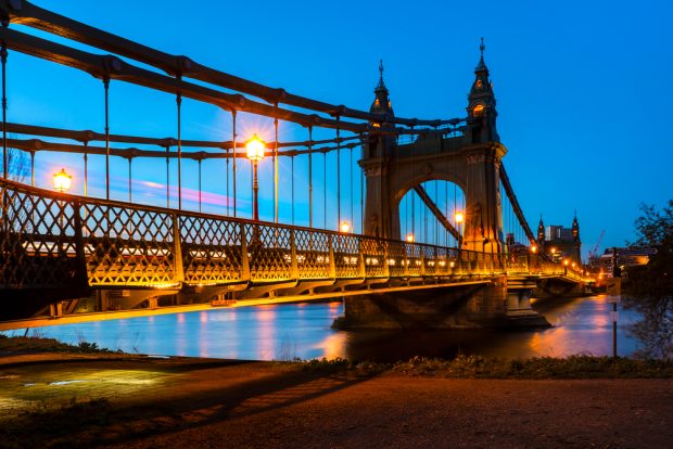 Hammersmith-Bridge-in-London-620x414 Ideal Places in London for Romantic Walks