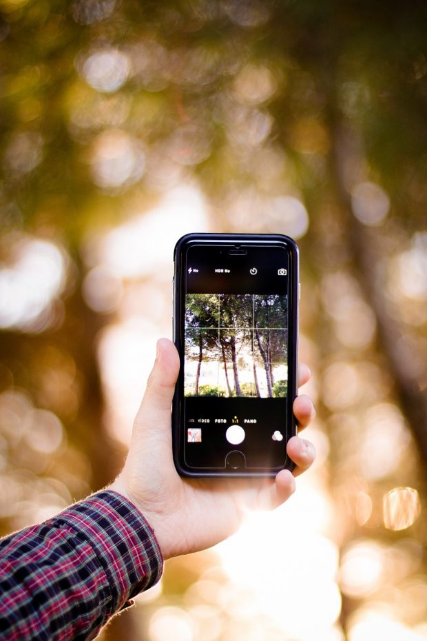 How to Adjust Mobile Screen Settings for Professional Photo Editing