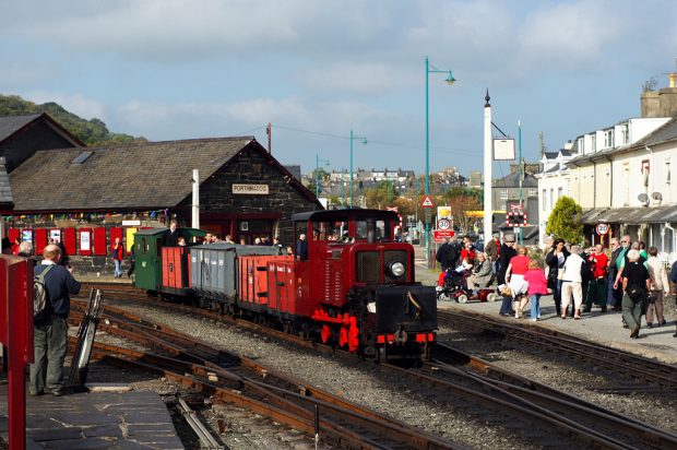 Moelwyn-Porthmadog-Gwynedd-Wales-UK-620x412 Experience the Picturesque Landscapes of North Wales