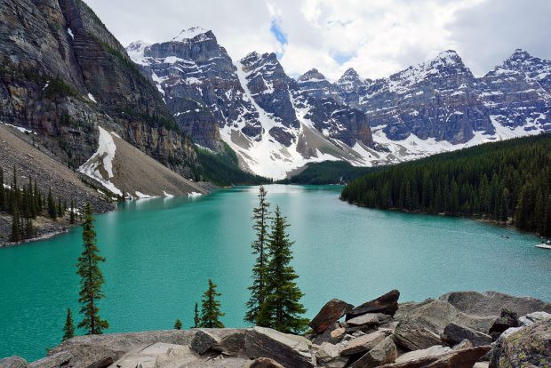 Moraine-LakeCanada-620x414 Five Incomparable Yet Beautiful Spots In The World