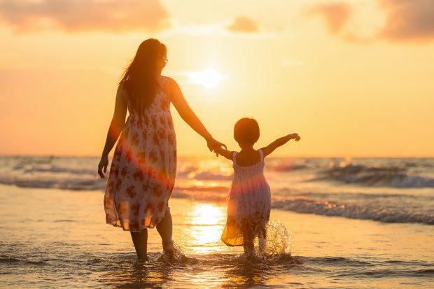 Top Tips To Keep Kids Safe And Comfortable On The Beach