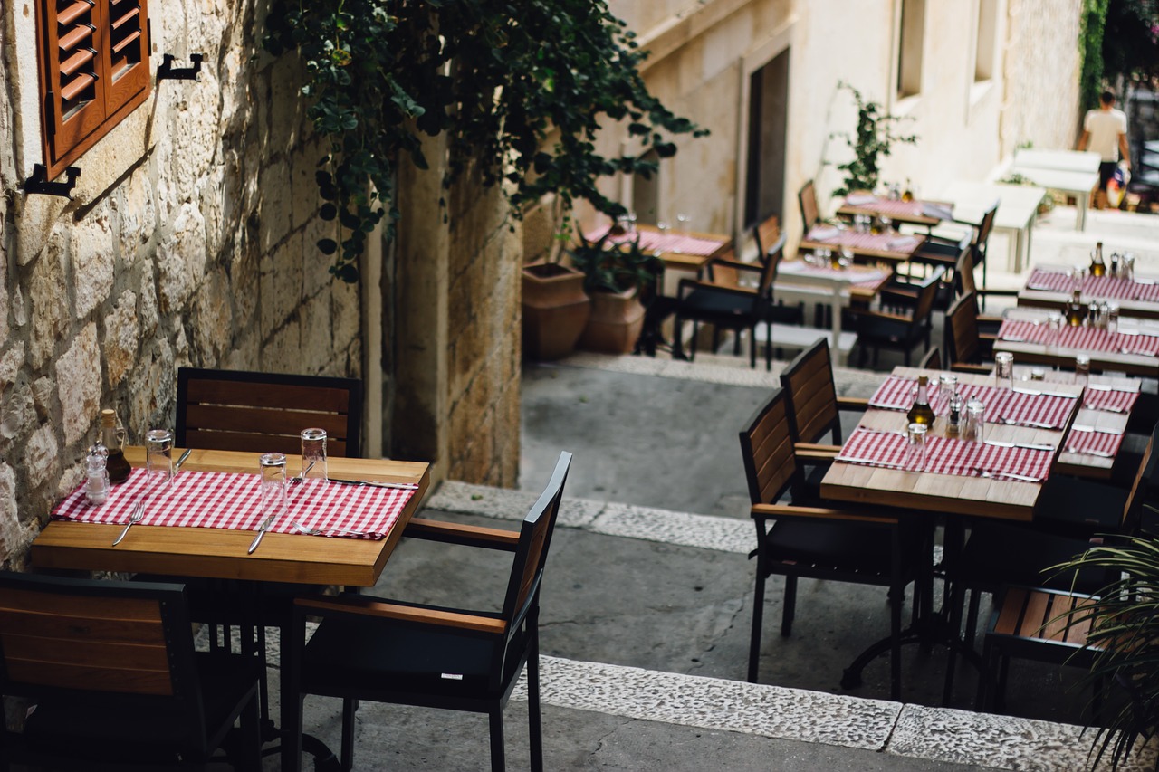 5 Reasons how the Optimal use of Restaurant Chairs can help in Increasing your Profitability