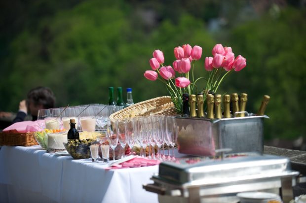 4 Tips to Throw a Perfect Outdoors Party