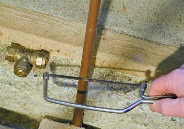 Why You Should Call a Plumber to Help With Clogged Pipes