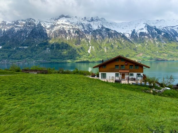 5 Pros and Cons of Having a House in the Mountains