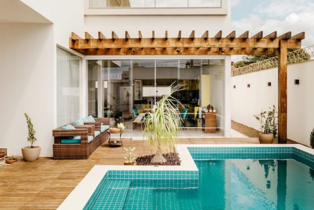 Make Your Pool Deck Look Like A Hotel