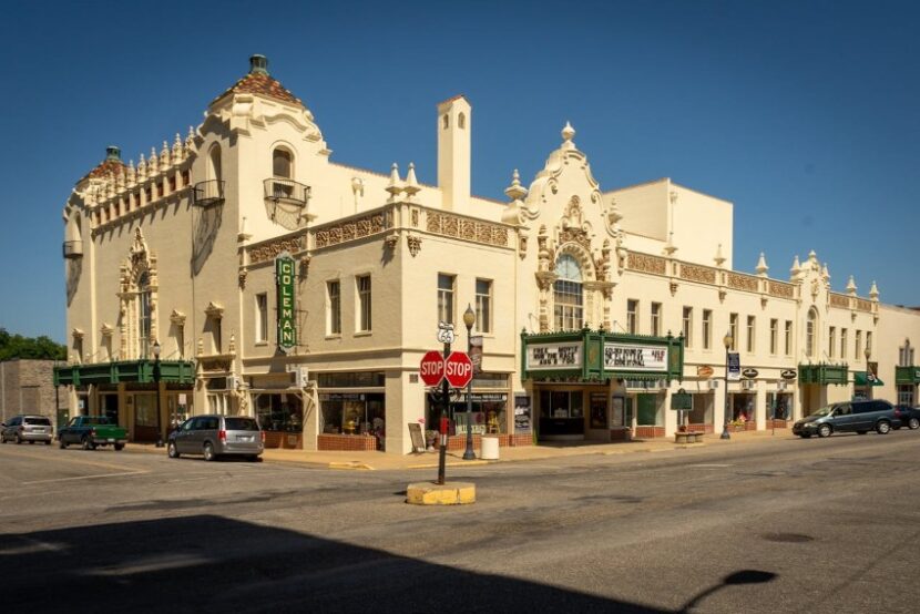 miami-theater-830x554 Guide to Experiencing Miami’s Forgotten Eras in a Modern Trip