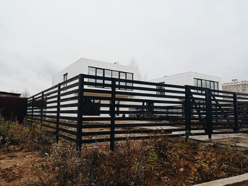 fence-metal-830x623 What Are the Best Aluminum Fence Companies in Illinois?